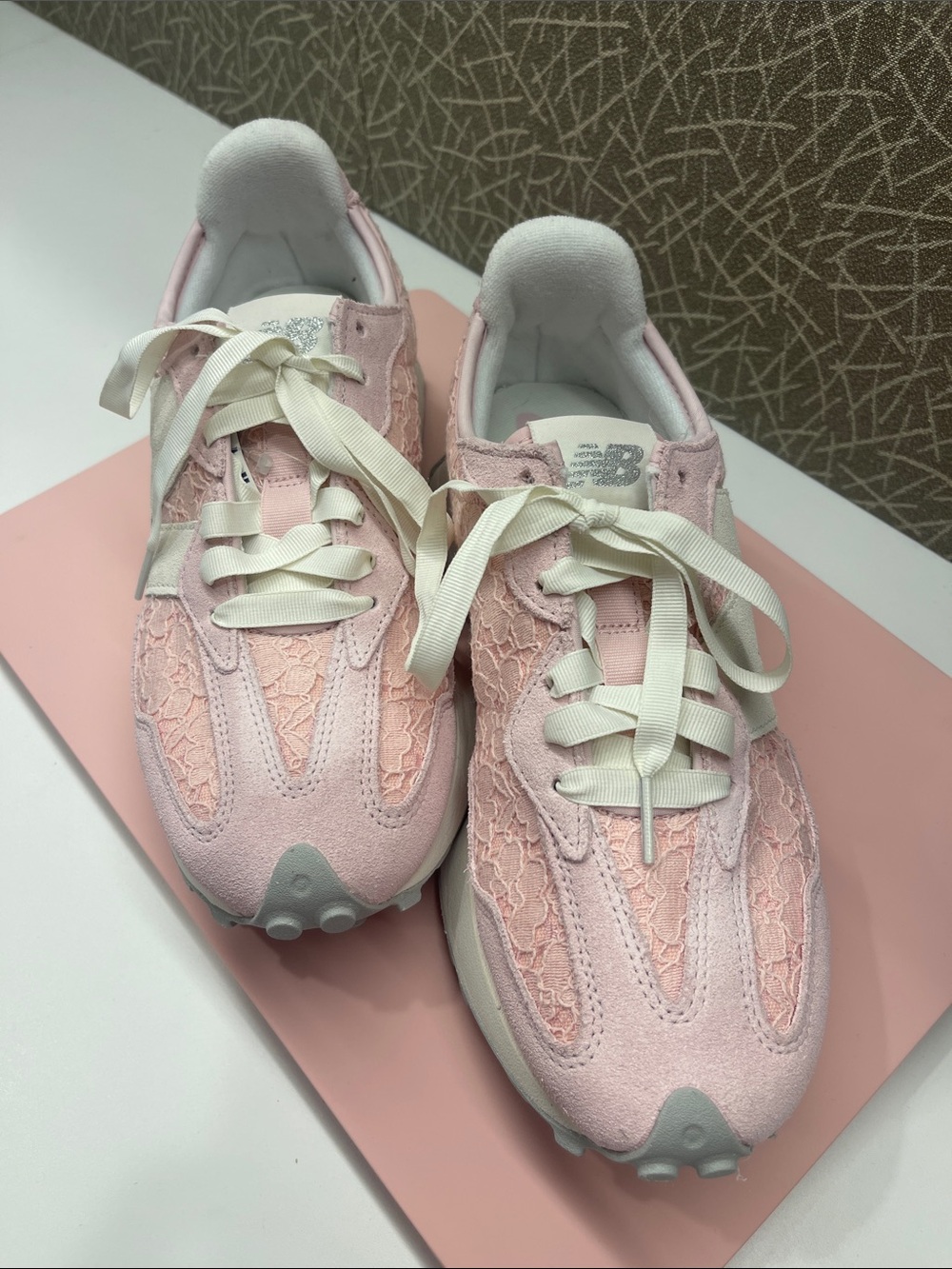 New Balance Pink Lace-Trimmed Women's Sneakers New, but without tags - Picture 3 of 9